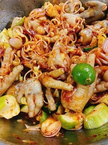Hình ảnh Chân gà sốt thái hũ 1kg8 