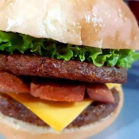 Hình ảnh Hamburger bò miếng + gà miếng + phô mai + xúc xích Đức