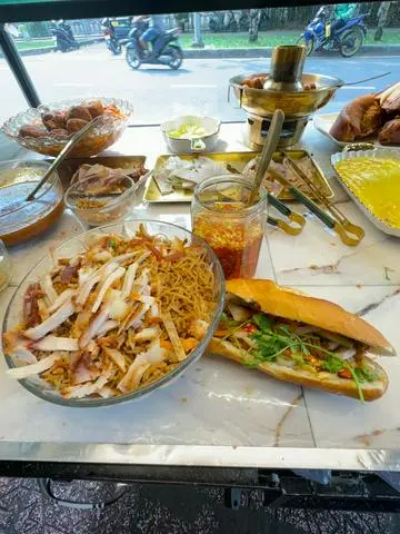 Hình ảnh bánh mì xíu mại bì
