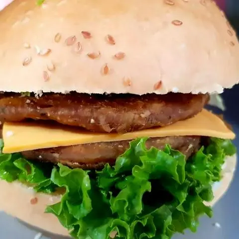 Hình ảnh Hamburger bò miếng + gà miếng + phô mai