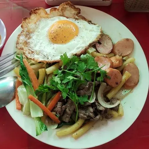 Hình ảnh Nui xào bò - trứng - xúc xích