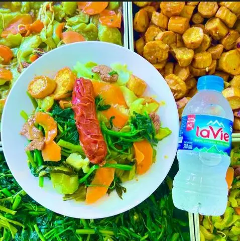 Hình ảnh cơm xúc xích+ nước khoáng 