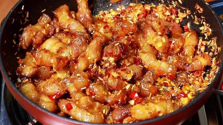 Hình ảnh cơm thịt kho tiêu+măng xào 