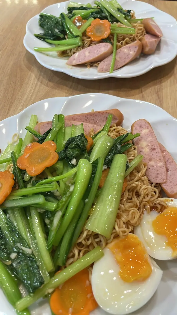 Hình ảnh Mì xào xúc xích - trứng lòng đào