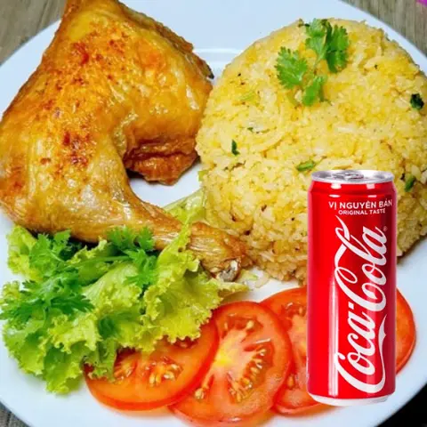 Hình ảnh CƠM GÀ XỐI MỠ đùi TO + Coca kèm tẩy đá