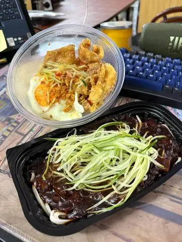 Hình ảnh Combo 2 người (Mì tương đen mix cơm da gà trứng chiên)
