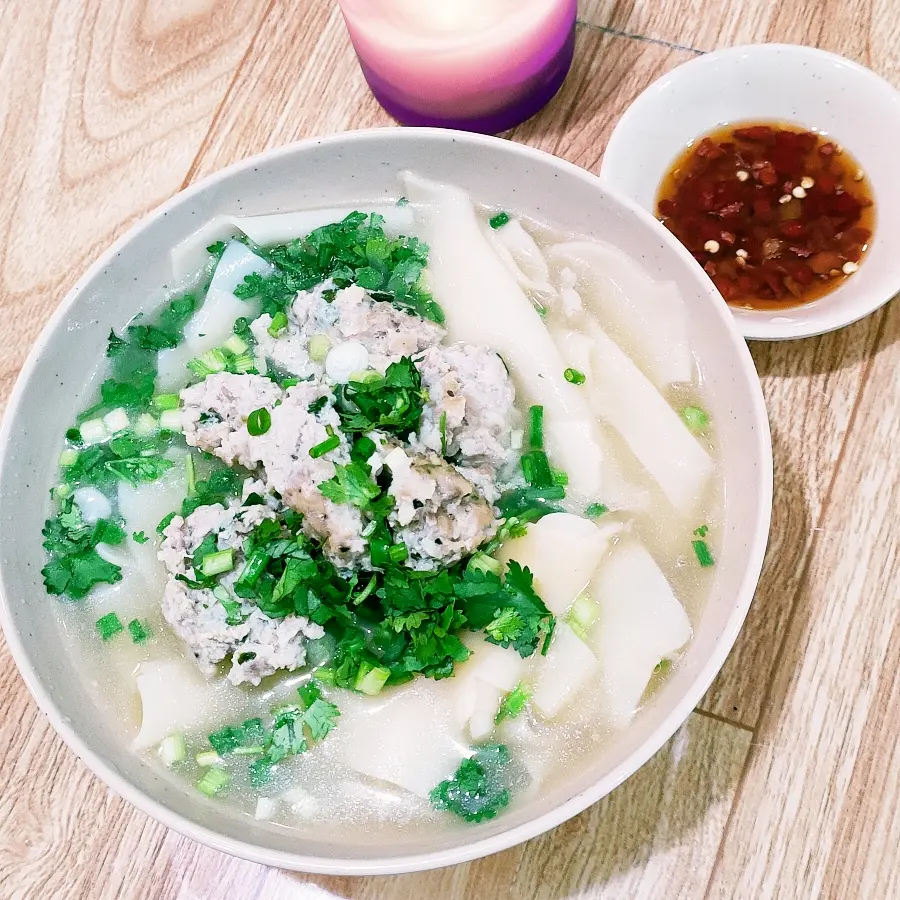 Hình ảnh Hoành Thánh Lá Thịt Viên