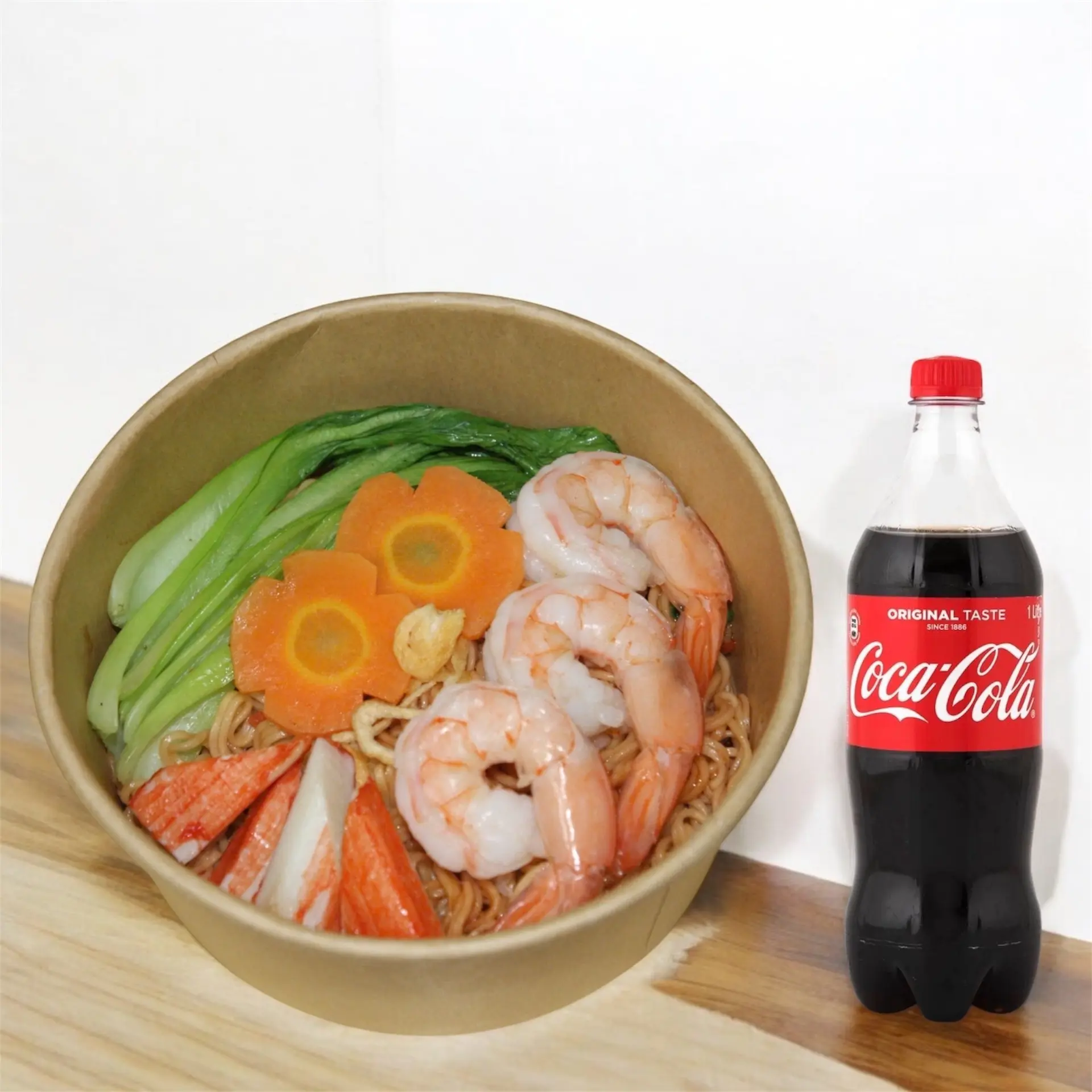 Hình ảnh Mì trộn tôm - coca