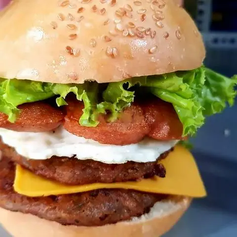 Hình ảnh Hamburger bò miếng 2 tầng + xúc xích Đức