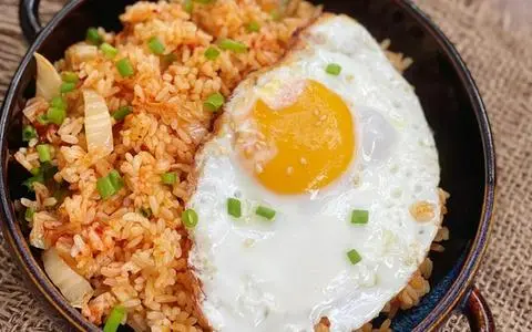 Hình ảnh Cơm chiên 2 trứng ốp la