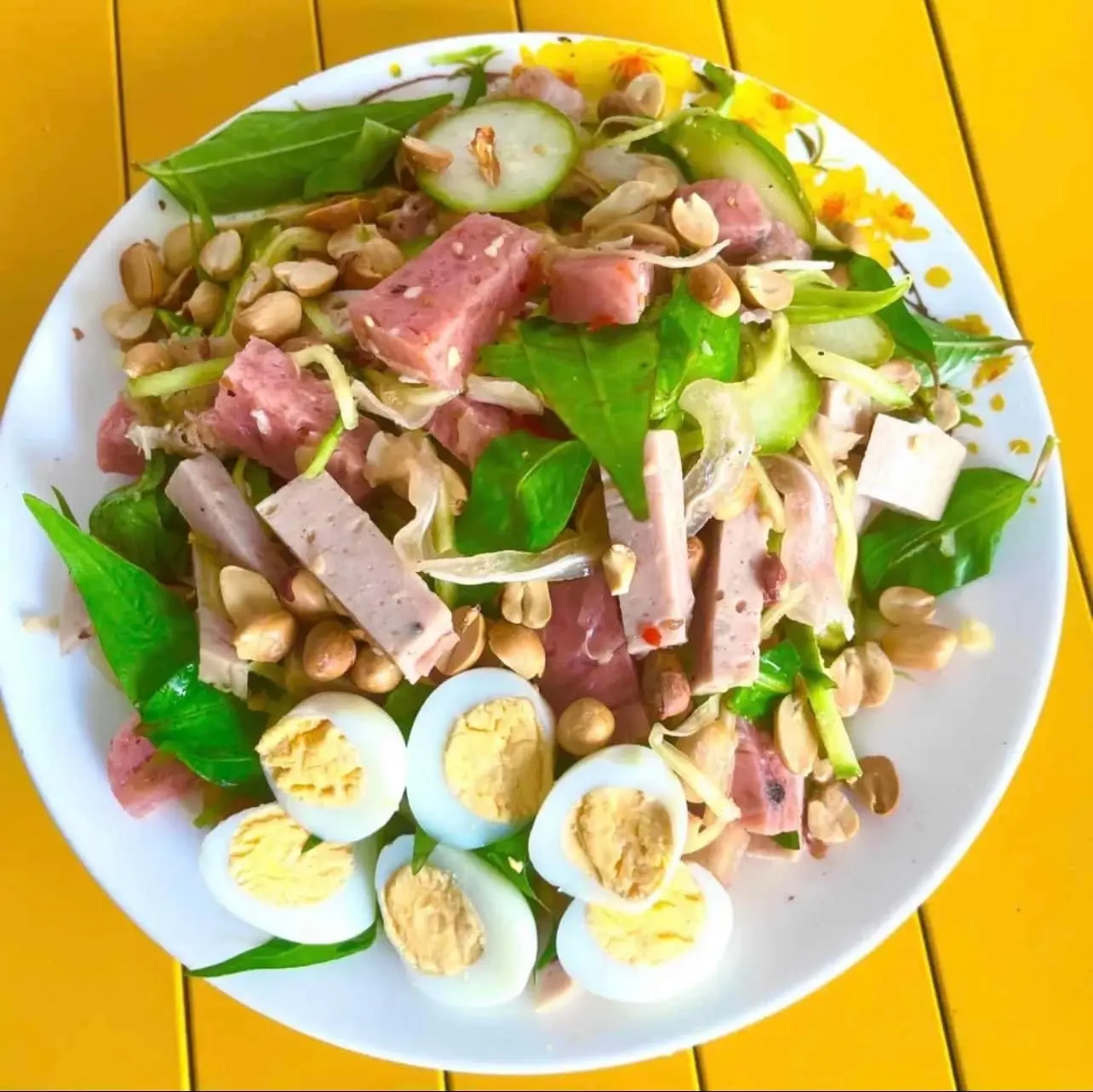 Hình ảnh Tré trộn  xoài  kèm 1 bánh phồng tôn