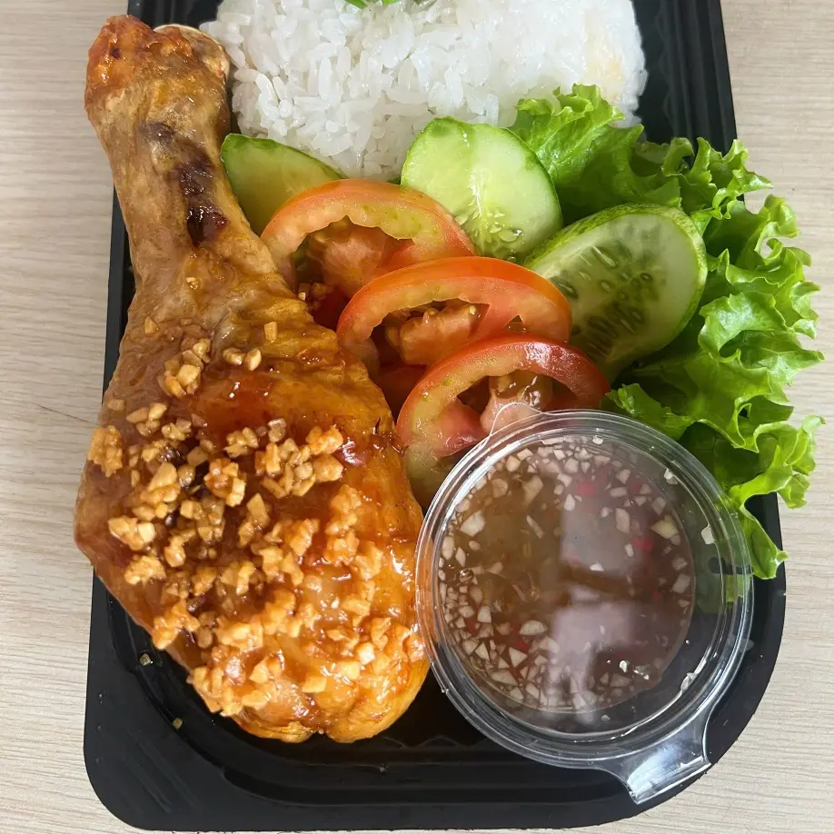 Hình ảnh Cơm đùi gà chiên sốt mắm tỏi