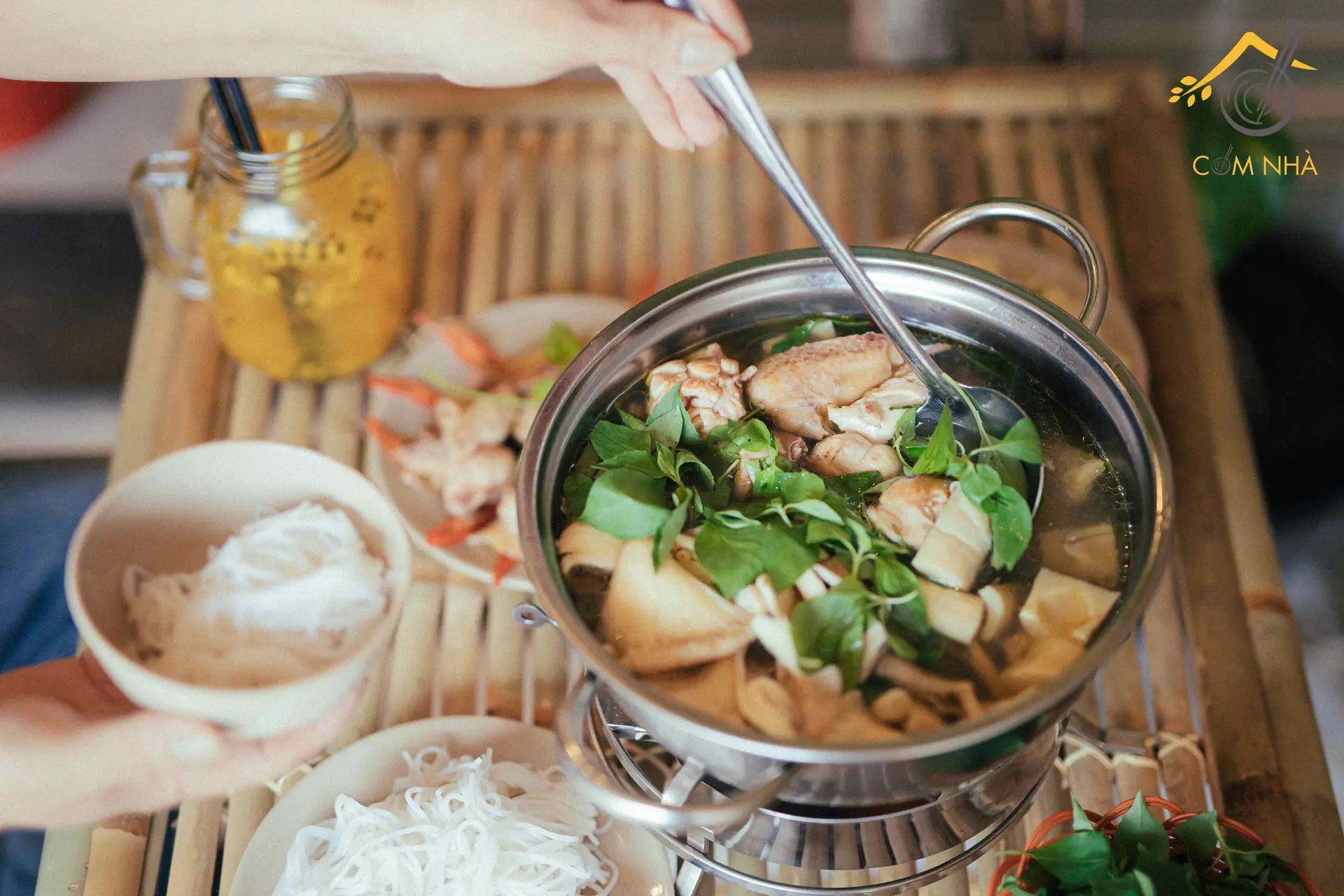 Hình ảnh Lẩu Gà Lá É Vừa
