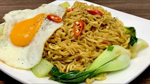 Hình ảnh Mì trộn trứng ốp la