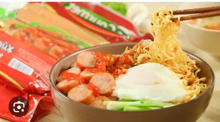 Hình ảnh Cơm Trộn Xúc Xích Trứng