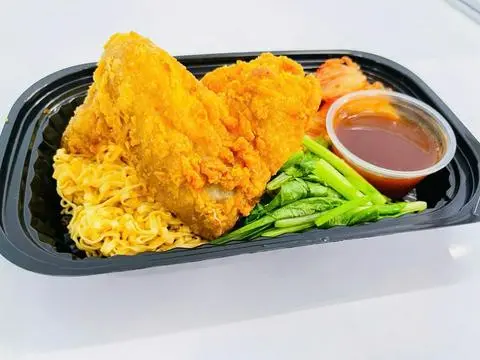 Hình ảnh Mì trộn cánh gà sốt mắm tỏi