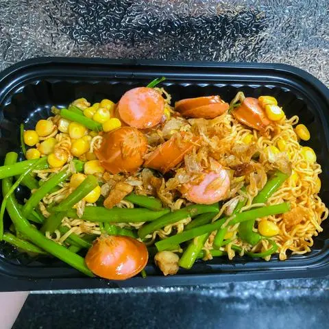 Hình ảnh Mì Trộn Sốt Cay Xúc Xích Đức