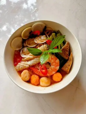 Hình ảnh Bún thái hải sản + trà ổi hồng 