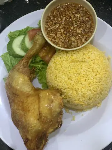 Hình ảnh Cơm chiên gà xối mỡ SỐT MẮM TỎI