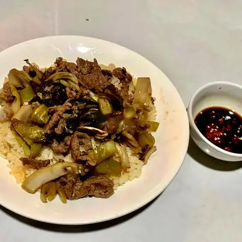 Hình ảnh Cơm chiên bò xào cải chua
