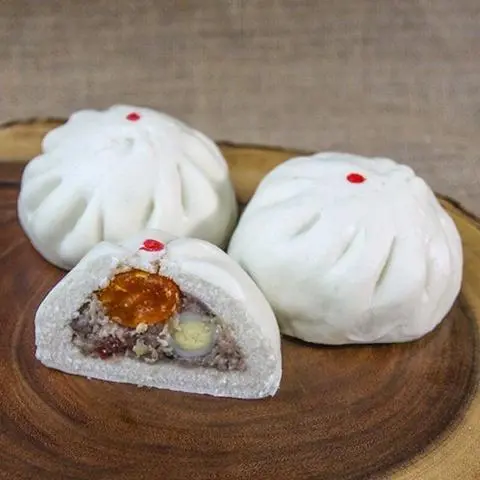 Hình ảnh Bánh bao đặc biệt gồm trứng muối + trứng cút+ xá xíu