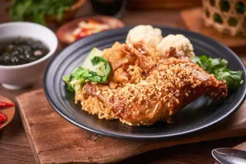 Hình ảnh Mì trộn gà mắm tỏi