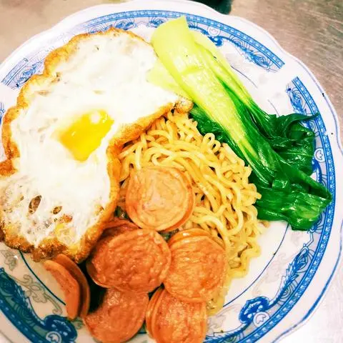 Hình ảnh Mì trộn Indo xúc xích,ốpla