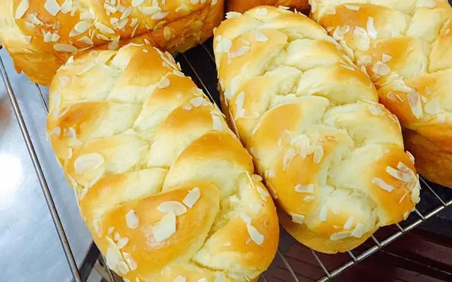 Hình ảnh Bánh Mì Hoa Cúc Lớn 250g