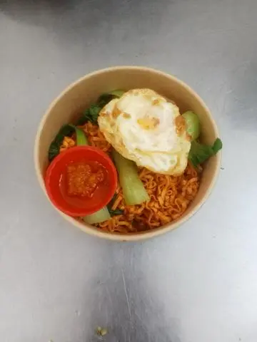 Hình ảnh Mì trộn trứng ốp la