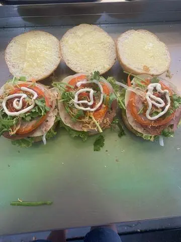 Hình ảnh Hamburger thịt chả đầy đủ