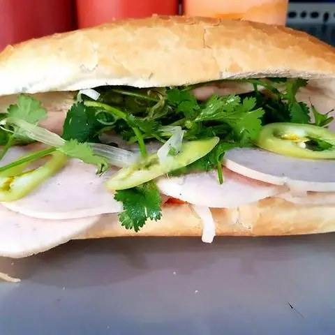 Hình ảnh Bánh mì chả lụa