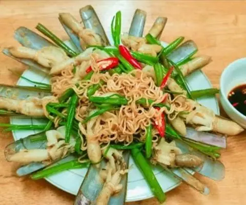 Hình ảnh Ốc móng tay xào mì