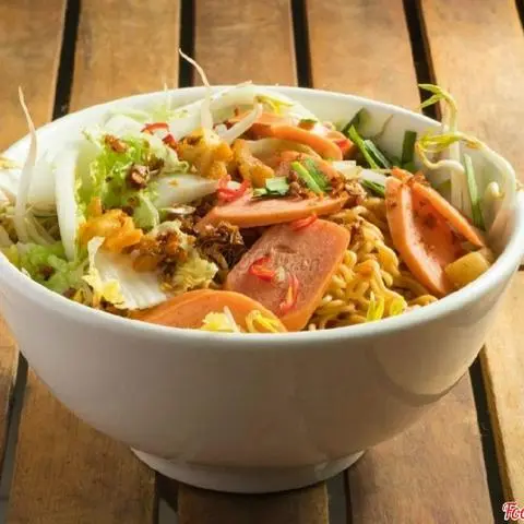 Hình ảnh Mì trộn xúc xích – ăn là thích