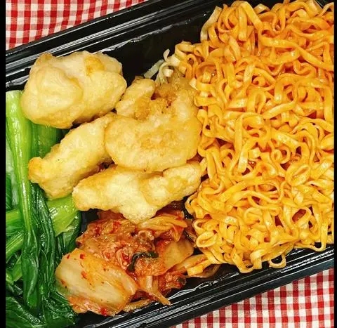 Hình ảnh mì trộn tokbokki + hotdog phô mai 