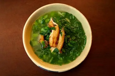 Hình ảnh Canh cải xanh nấu cá rô