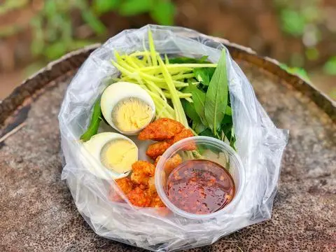Hình ảnh Bánh Tráng Chấm Sốt Me Xoài Tóp Mỡ Rau Răm