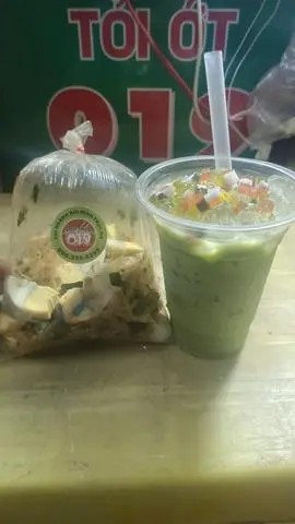 Hình ảnh combo bánh tráng tỏi lớn trứng gà vữa + trà sữa thái xanh thạch trái cây 