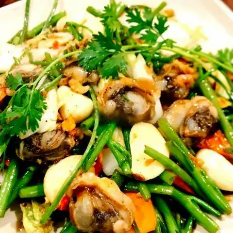 Hình ảnh Sò lông xào rau muống