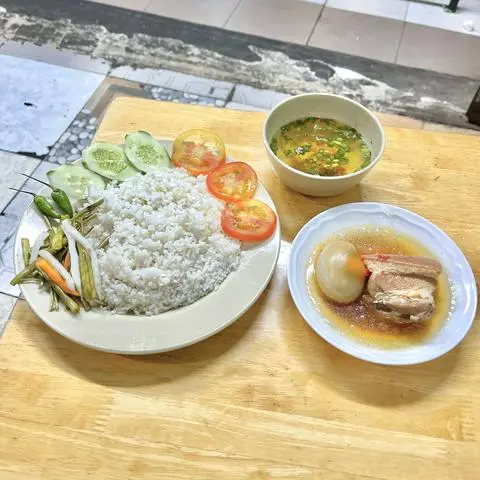 Hình ảnh Cơm Thịt Kho Hột Vịt