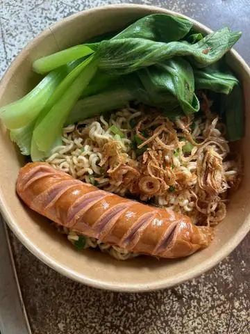 Hình ảnh Mì trộn xúc xích chiên