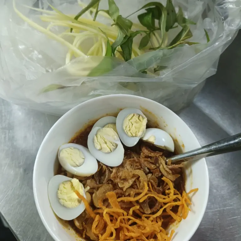 Hình ảnh Bánh tráng chấm sốt tắc sate