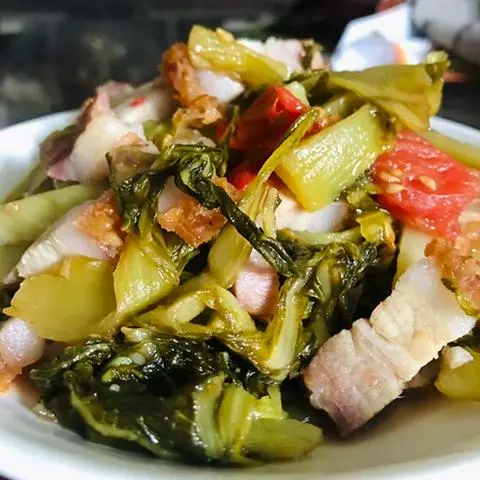 Hình ảnh Cơm Heo Quay Kho Cải Chua