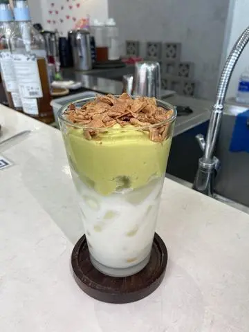 Hình ảnh Bánh croissant - bơ già dừa non