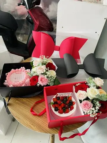 Hình ảnh Set bánh và hoa hộp đen hoặc đỏ, mẫu ngẫu nhiên