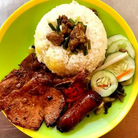 Hình ảnh Cơm tấm sườn lạp xưởng