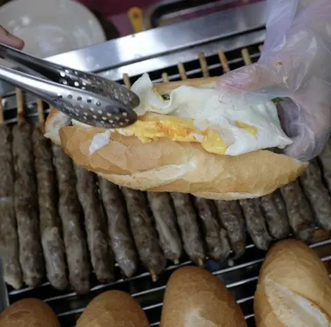 Hình ảnh Bánh Mì Thịt Bò Nướng + Trứng Ốp La