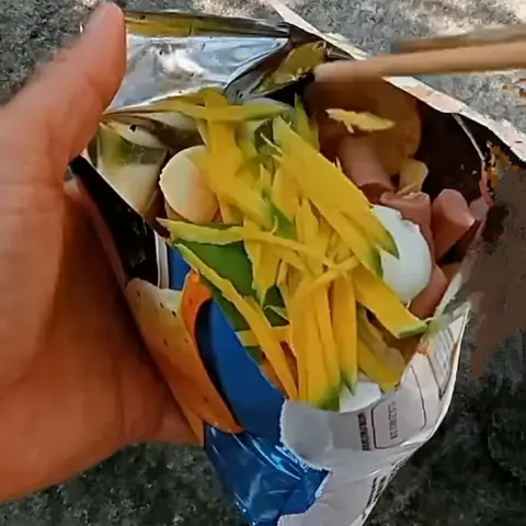Hình ảnh Snack Khoai Tây Trộn Trứng cút lòng đào & Xúc Xích 