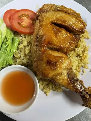 Hình ảnh Cơm chiên đùi gà góc tư + sting 