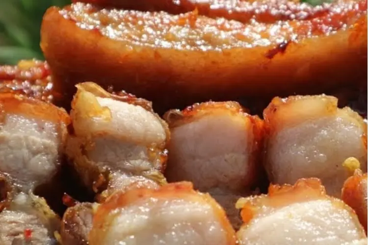 Hình ảnh Cơm ba rọi chiên giòn