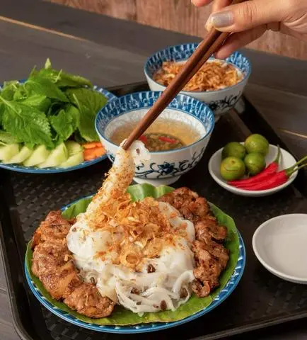 Hình ảnh Bánh cuốn chả xiên nướng